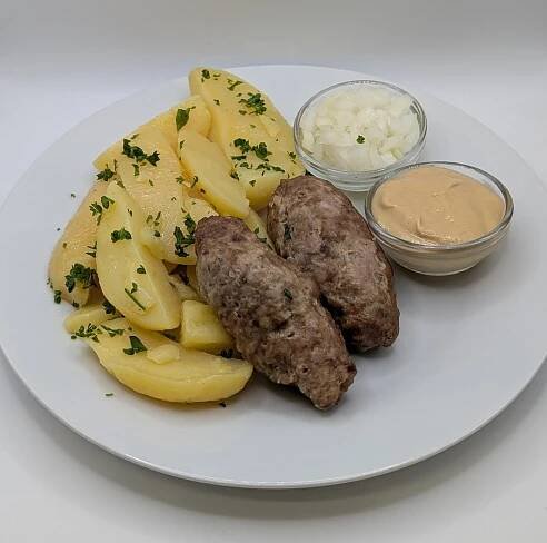 Čevabčiči, vařené brambory, cibule, hořčice | Jídelna PPAS