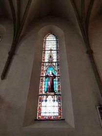 Soubor:Lomená okna bez kružeb vyobrazují svaté.jpg – Wikipedie