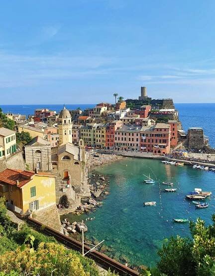 Vernazza: the pretty colorful balcony of Cinque Terre