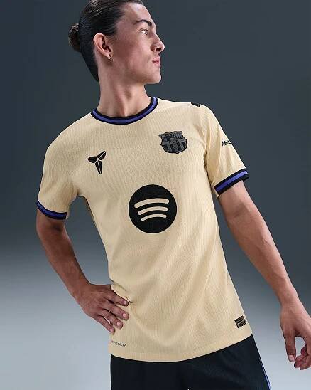 Pánský autentický zápasový/domácí fotbalový dres Kobe Dri-FIT ADV FC Barcelona 2025/26 - Team Gold/Team Gold/Persian Violet/Černá