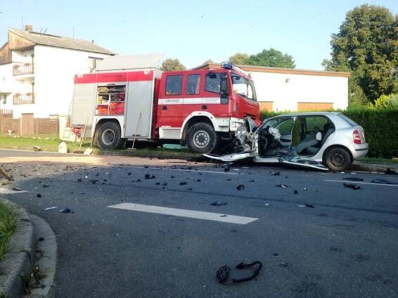 Nehoda auta a autobusu v Líních. Pro řidiče musel vrtulník