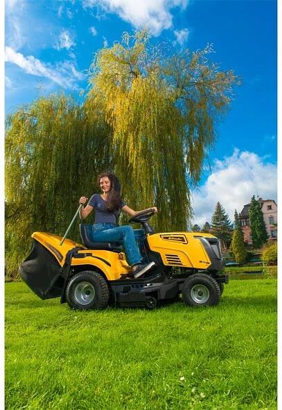 Travní traktor 92 cm se zadním výhozem a mechanickou převodovkou Riwall PRO RLT 92 TRD