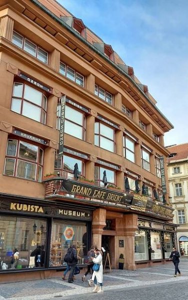 V domě U Černé Matky Boží v Praze můžete navštívit jedinou kubistickou kavárnu na světě | Střední Čechy