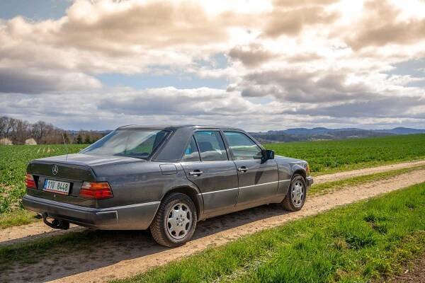 Je nezapomenutelná W124 nejkvalitnější mercedes-benz všech dob? Nebo dokonce nejlepší auto všech dob? Moderní konkurenci zesměšní určitě