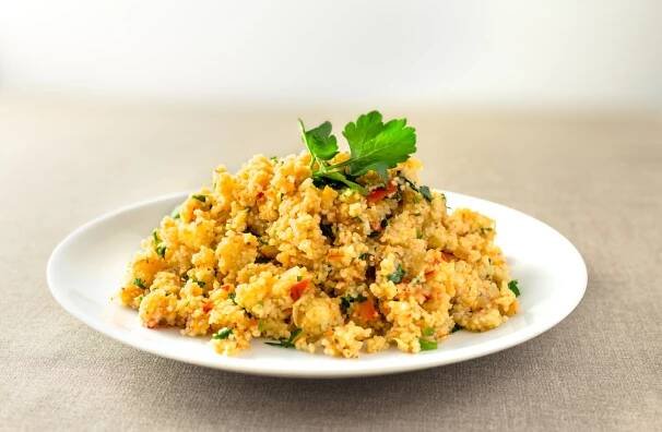 Kuřecí paličky v cornflakes s barevným kuskusem
