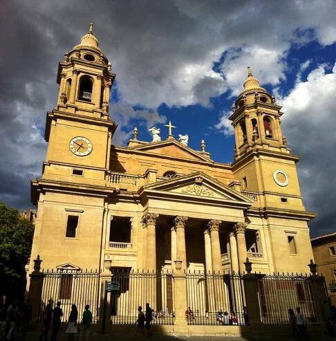 Soubor:Fachada catedral de pamplona.jpg – Wikipedie