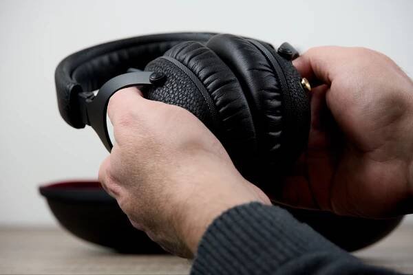 Marshall Monitor III ANC - headphones earcups outside hands
