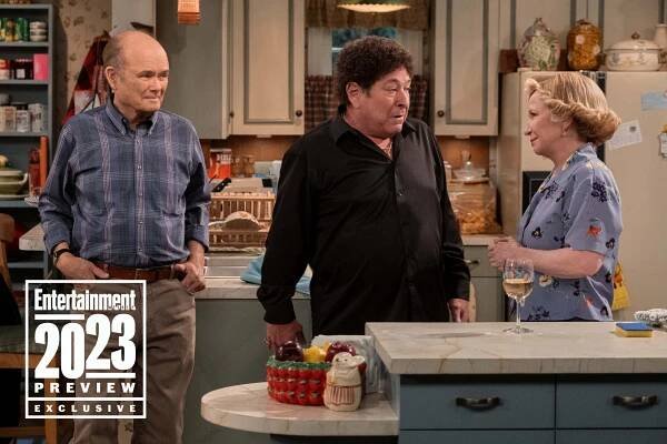 That ‘90s Show. (L to R) Kurtwood Smith as Red Forman, Don Stark as Bob Pinciotti, Debra Jo Rupp as Kitty Forman in episode 106 of That ‘90s Show. Cr. Patrick Wymore/Netflix © 2022