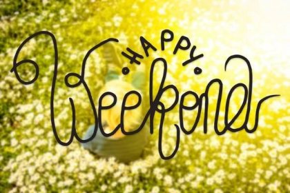 Englische Kalligraphie glückliches Wochenende. Blondes Kind auf einer Gänseblümchenblumenwiese. Blick von oben auf schöne Landschaft — Stockbild