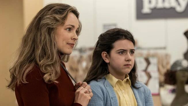 Rachel McAdams and Abby Ryder Fortson in 