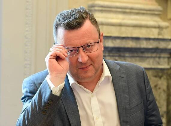 Ručníky, luxusní pera i med. Staněk v úřadu utrácel statisíce za vánoční dárky