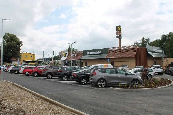 Otevření  restaurace rychlého občerstvení McDonald's v Jindřichově Hradci si nenechaly ujít desítky lidí.
