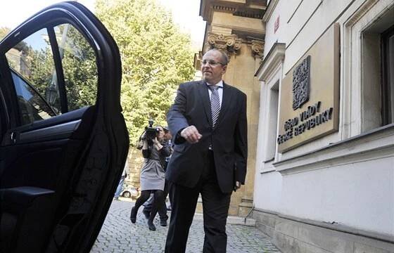 Fotogalerie: Nečas přinesl Klausovi návrh na odvolání ministra zemědělství Fuksy.
