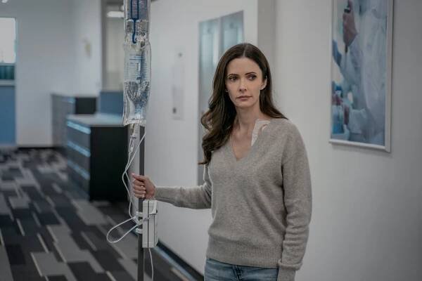 Elizabeth Tulloch - Actress