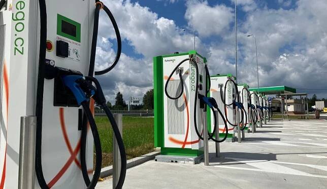 Největší dobíjecí stanice pro elektroauta otevřela na dálnici D1 | Deník VEKTOR