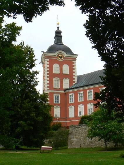 Soubor:Kamenice nad Lipou - zamek z parku.jpg