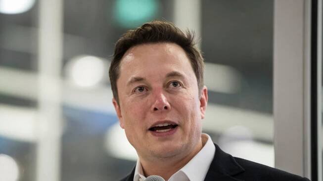 Elon Musk představí čip, který propojí lidský mozek s počítačem