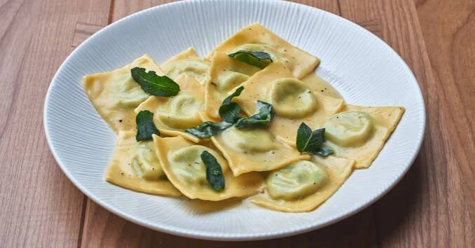 Ravioli s ricottou a špenátovým máslem, šalvějí a parmezánem z restaurace Farina | Prima Fresh