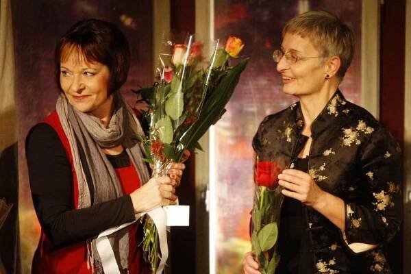Dagmar Novotná s dramatičkou Lenkou Lagronovou po premiéře hry Po pláči smích, foto Jiří Sejkora