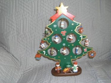 Vánoční dekorace - dřevěný stromek s krušnohorskými figurkami
