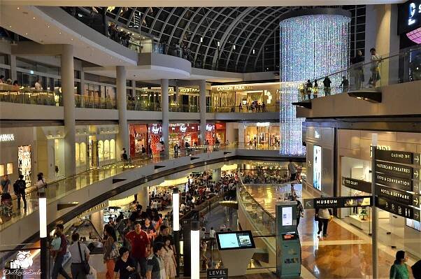 shoppiing mall marina bay sands hawker center