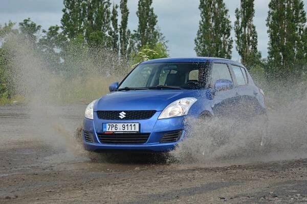 Zapomeňte na velká a rozežraná SUV. Tohle je spolehlivá čtyřkolka, jejíž provoz stojí pár korun