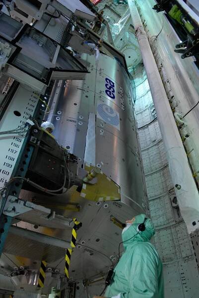 File:STS-122 Columbus Loading.jpg - Wikimedia Commons