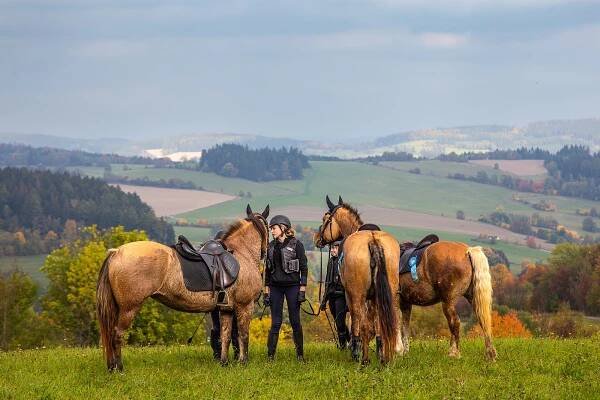 Dechberoucí podívaná. Koně projeli Vysočinou při Hubertově jízdě okolím Kuklíku