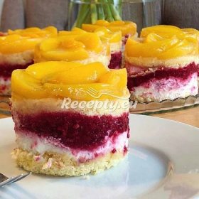 ᐉ Piškotové mini dortíky s tvarohem, malinami a broskvemi - recepty.eu