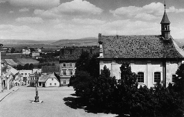 Hořovice, náměstí s kostelem Nejsvětější Trojice; 60. léta 20. století.