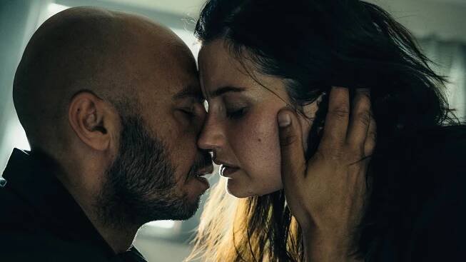 Válečník - Afhøringen - Z filmu - Dar Salim, Danica Curcic