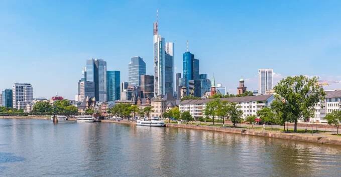 Frankfurt nad Mohanem zavádí v centru omezení rychlosti na 20 km/h a ruší parkování - Echo24.cz
