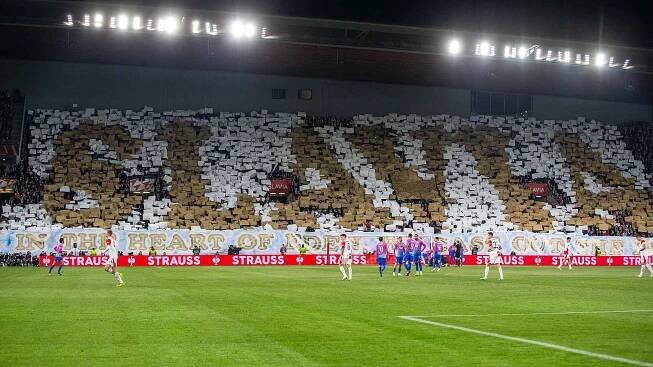 Slavia si oddechla. Tribuny nebudou zavřené, zaplatí ale tučnou pokutu