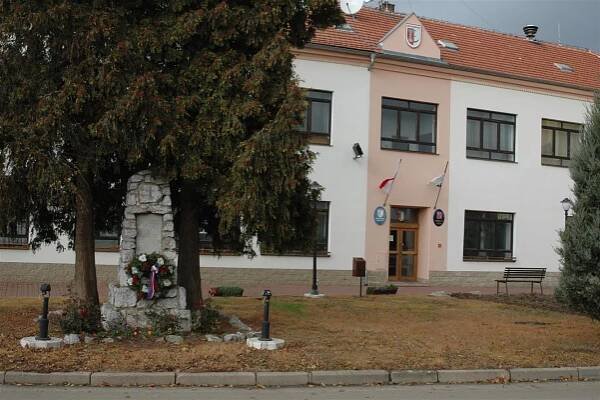 Pomník před OÚ