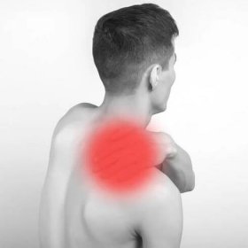 černobílý záběr muže zezadu, který má červenou skvrnu bolesti a traumatu na krku. - black man back pain - stock snímky, obrázky a fotky
