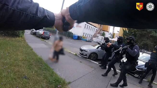 Polož to na zem! Policie ukázala video ze zadržení muže, který střílel na ulici