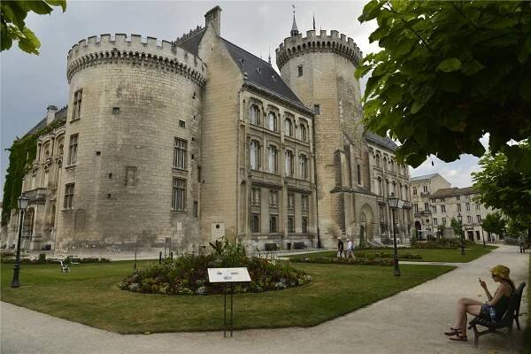 Francie - Bordeaux a Akvitánie, památky, víno a vlny Atlantiku (letecky) 3