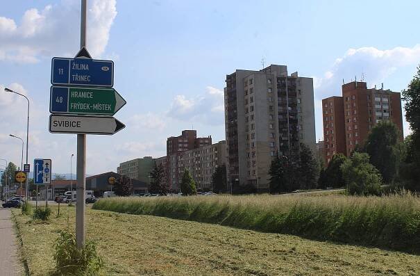 Svibice v Českém Těšíně. Panelová džungle i vesnický život
