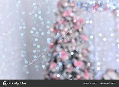 Stáhnout - Krásný zdobený vánoční stromek, pozadí — Stock obrázek zdarma