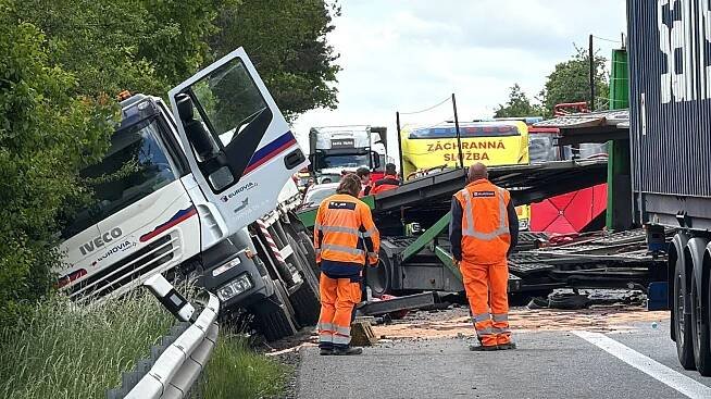 Dálnici D10 uzavřela hromadná nehodan. Jeden člověk zemřel, dítě je zraněné