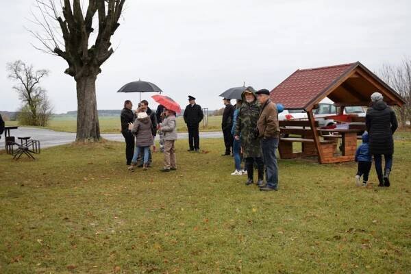 Sázení lípy - oslavy 100 let republiky - Oficiální stránky obce Byzhradec