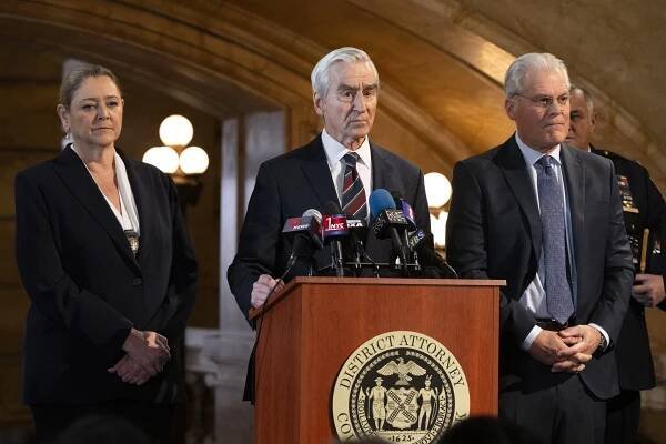 LAW & ORDER -- "Last Dance" Episode 23005 -- Pictured: (l-r) Camryn Manheim as Lt. Kate Dixon, Sam Waterston as DA Jack McCoy, Bruce Altman as Mayor Payne