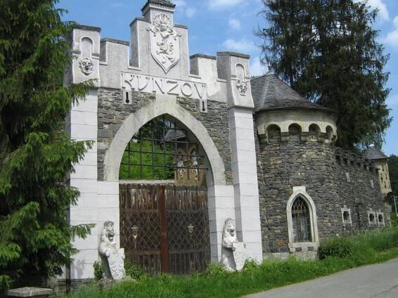 Kunzov, replika hrádku z r. 1908
