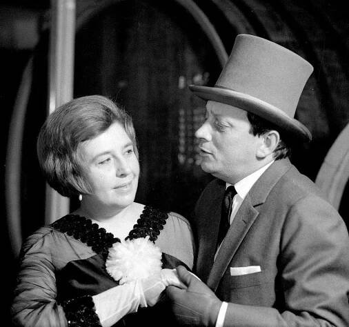 Píseň pro Rudolfa III. - Muž v redingotu - Z filmu - Stella Zázvorková, Zdeněk Najman