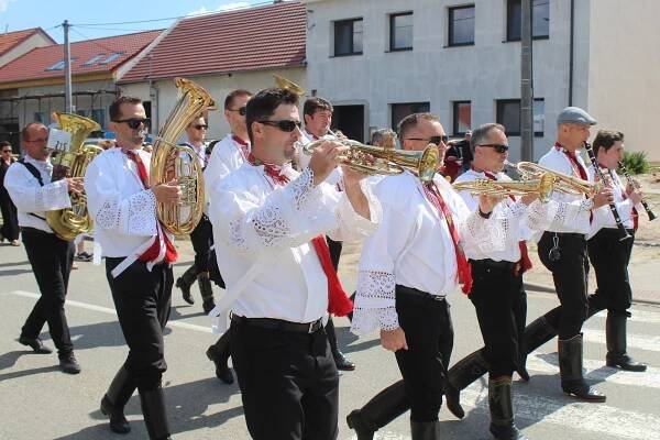Druhé potornádové hody: krojovaná chasa vyrazila v Moravské Nové Vsi na průvod