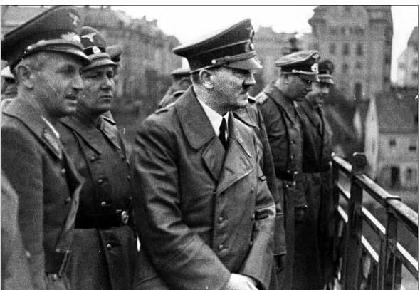 Visite d’Adolf Hitler et de plusieurs officiers nazis à Maribor en 1941. De gauche à droite : Sigfried Uiberreither, Martin Bormann, Adolf Hitler, Otto Dietrich