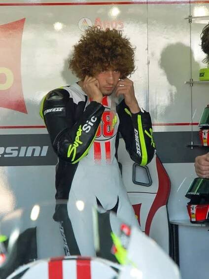 Soubor:Marco Simoncelli 2009 Valencia.jpg – Wikipedie