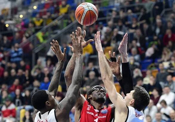 Bronzový olympijský medailista a 850 zápasů v NBA. Stoudemire byl hvězdou Hapoelu proti Nymburku