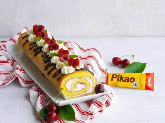 Vláčná piškotová roláda s třešněmi a Pikaem - Mlékárna Hlinsko
