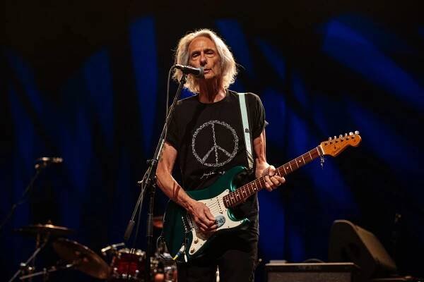 Neobyčejně krásný koncert. Patti Smith četla poezii, vzpomněla na Deppa i Krále